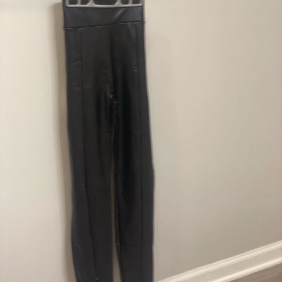 Black leather Abercrombie and fitch leggings - Picture 3 of 3